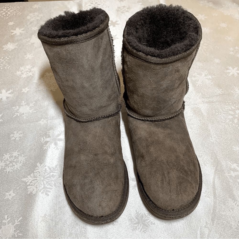 Uggs Ugg Boots Classic Short 5258 Brown Wear on Tow Material Sz 8